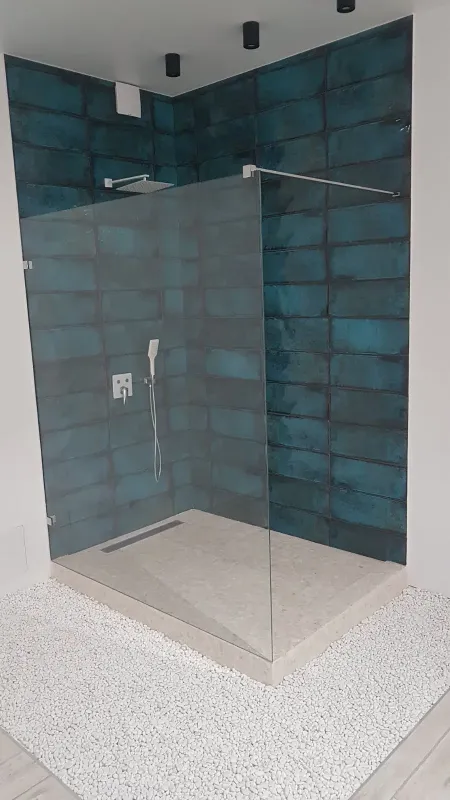 Скляна душова стінка