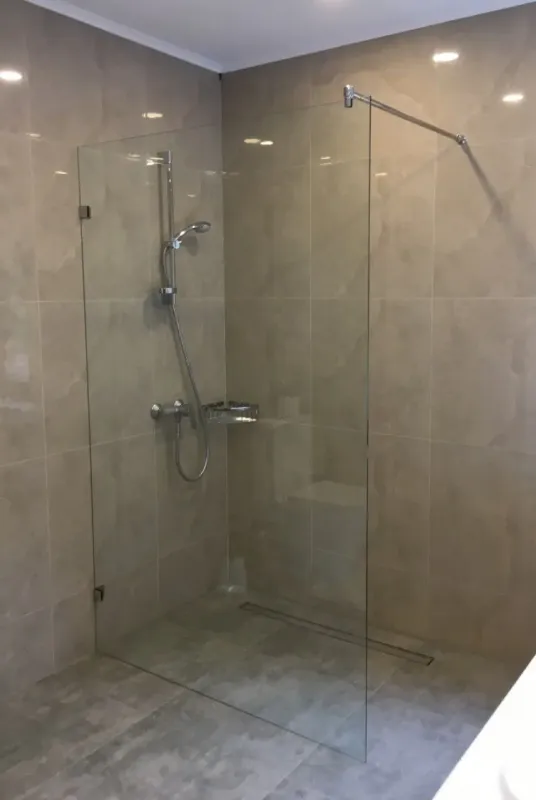 Скляна душова стінка